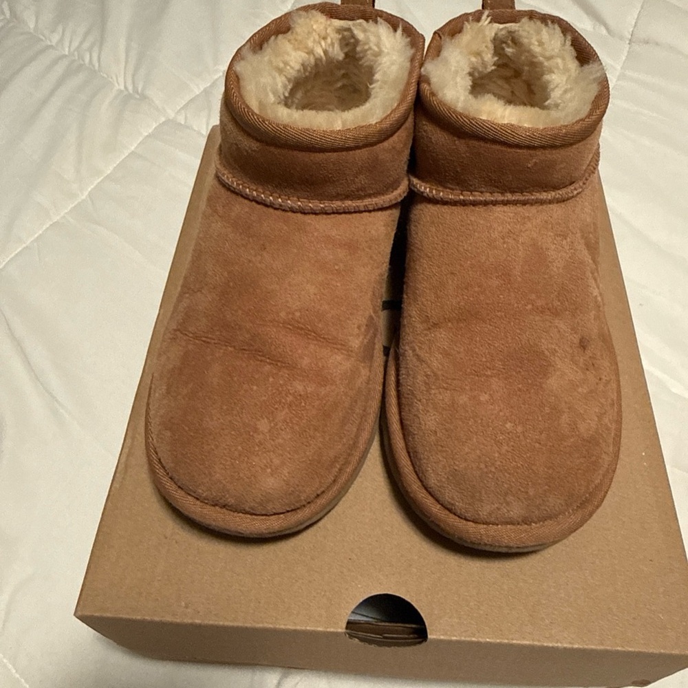 UGG- Chestnut Ulta Mini boot- kids size 5